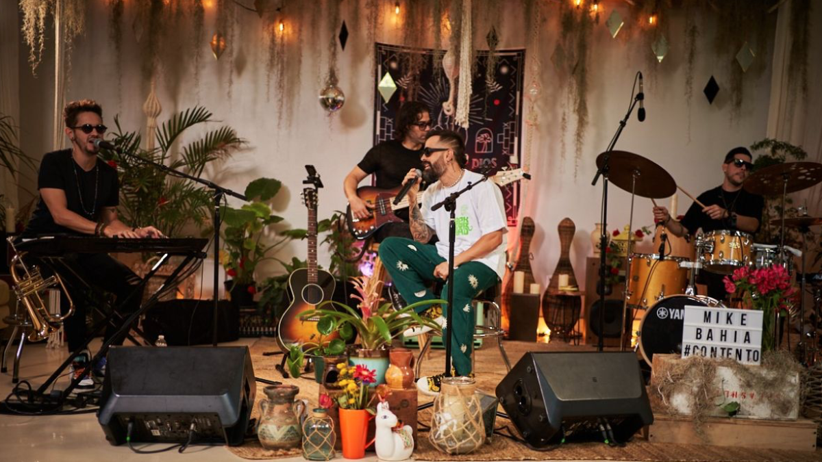 En un evento privado en Miami, el ganador del Grammy Latino hizo la presentación de su nuevo CD.