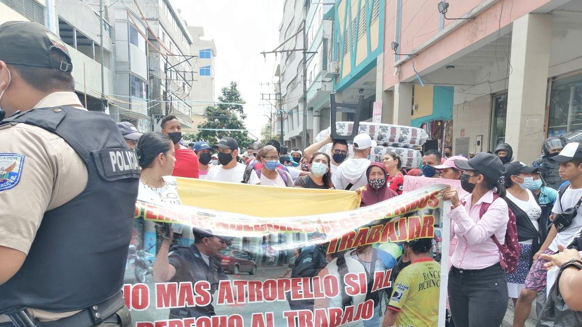 Medida. El último plantón que hicieron los vendedores en la bahía.
