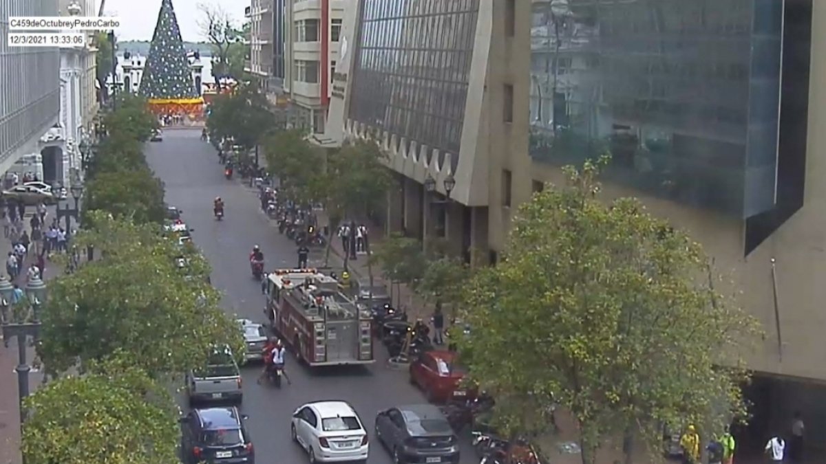 Urgencia. El edificio fue acordonado con cinta por precaución.