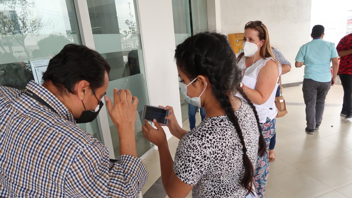 Algunos espacios cerrados ya exigen presentar certificado de vacunación físico o virtual.