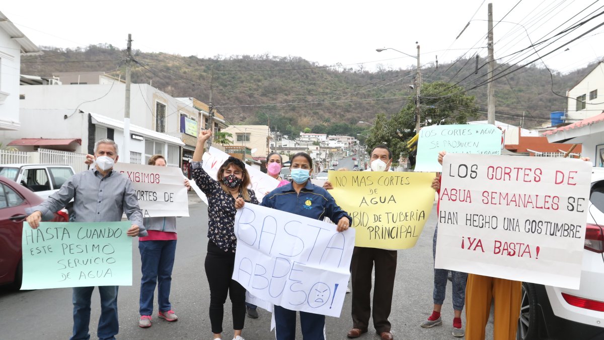 Medida. Un grupo de habitantes de El Paraíso en un plantón en la calle Los Ciruelos, exigiendo que cambien el tubo principal de agua, para solucionar los constantes cortes del servicio. 