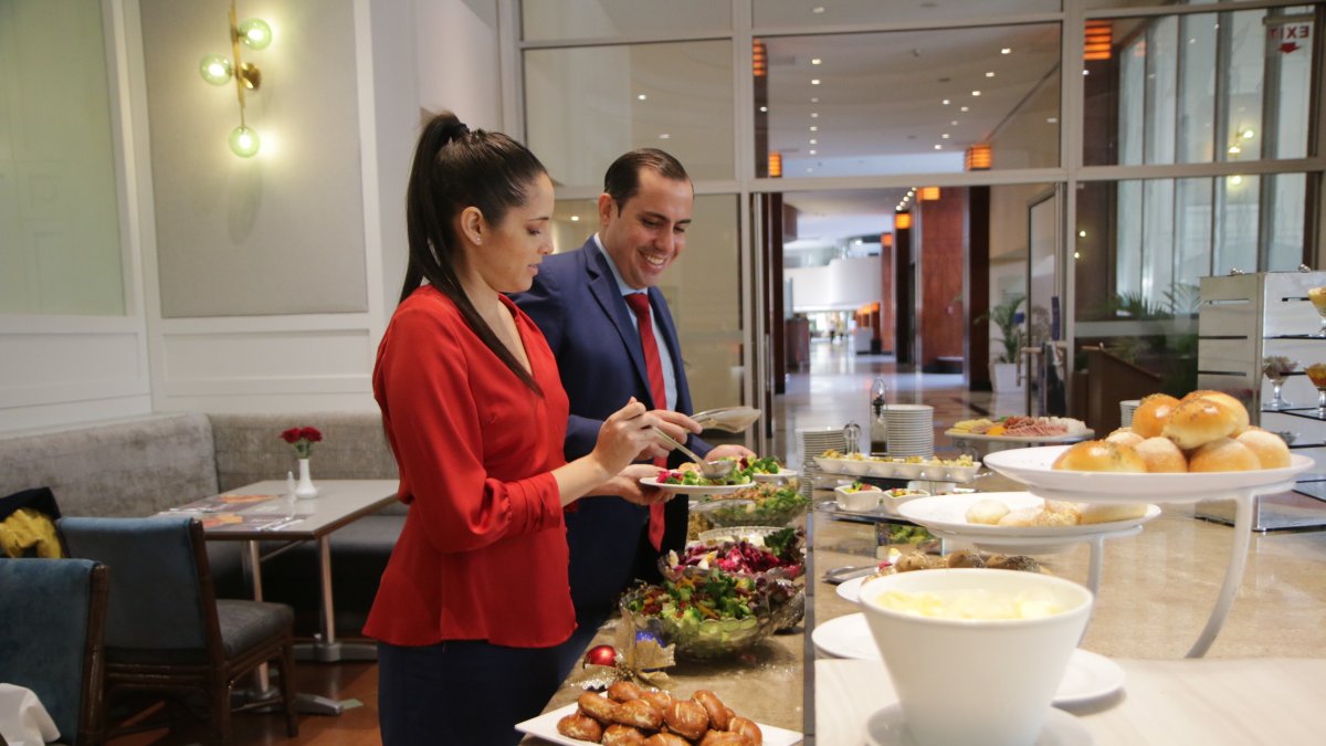 Hilton Colón. El hotel en sus restaurantes ofrece varias opciones para servirse en el lugar o para llevar. Hay el debido distanciamiento de cada mesa y se aplica el aforo vigente.