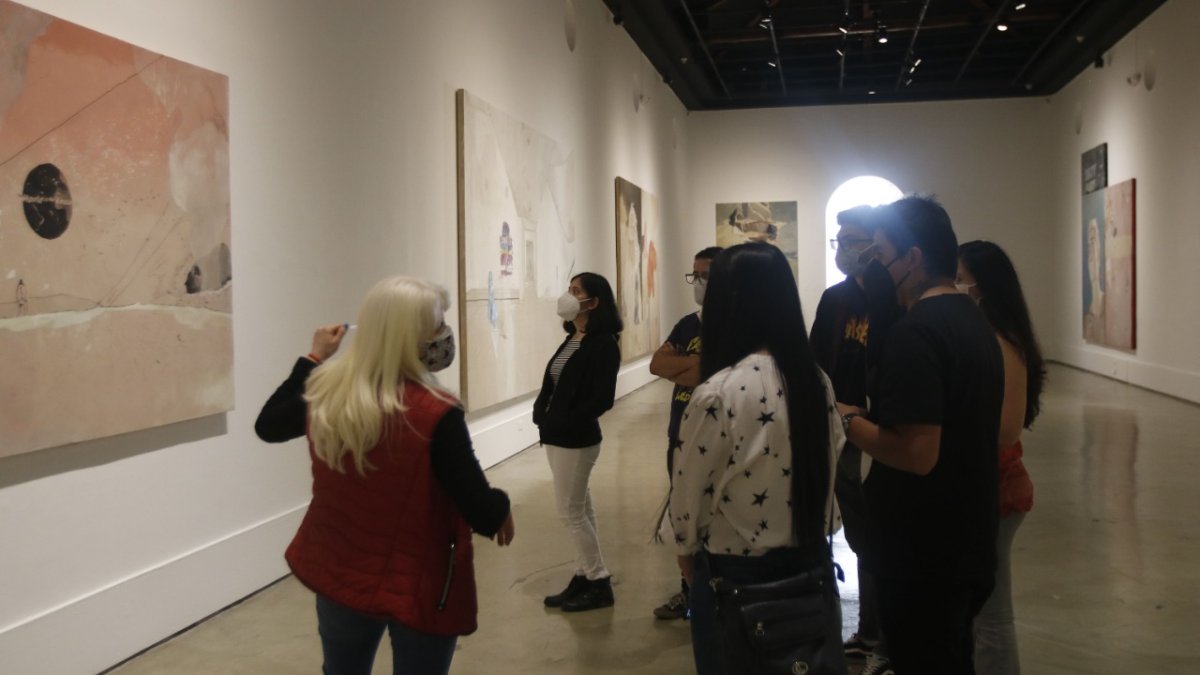 Explicación. Un grupo de visitantes recorre las salas del Centro de Arte Contemporáneo.