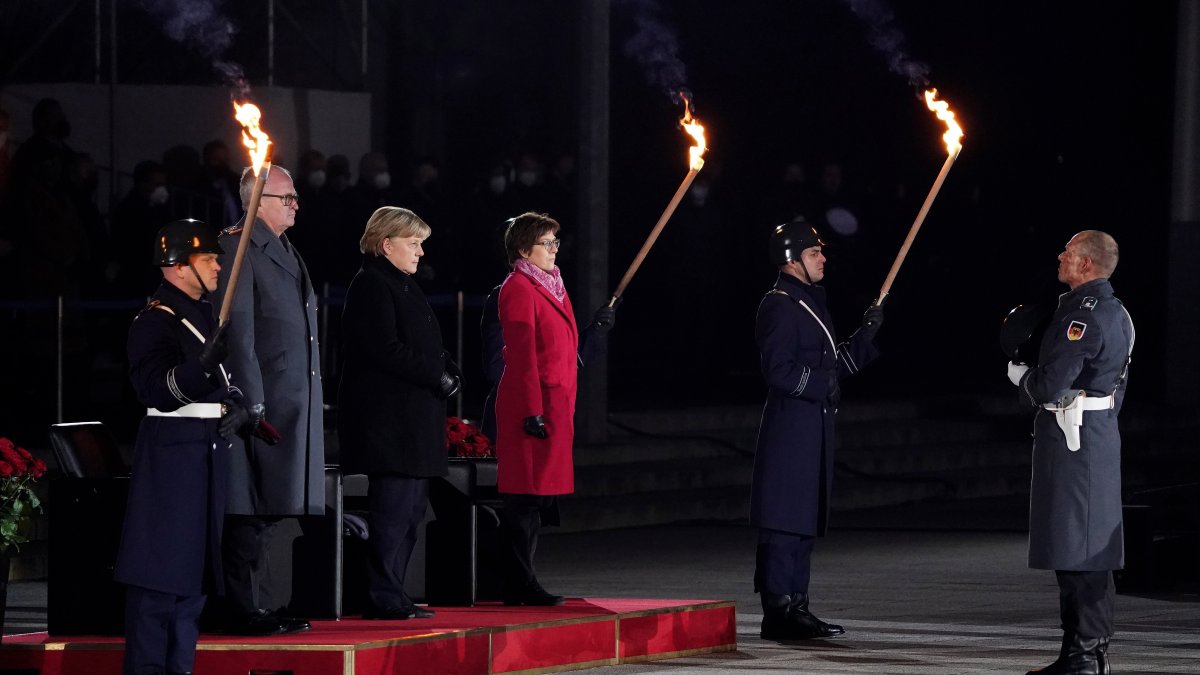 La canciller alemana Angela Merkel recibió todos los honores militares días antes de su despedida. CLEMENS BILAN / EFE