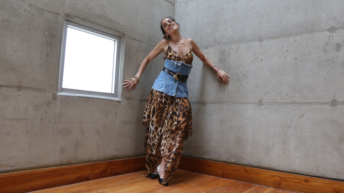 Adquirió la tela de este vestido en Italia, sin embargo, fue confeccionado en Ecuador. Lo quiso hacer asimétrico. El corpiño de jean fue idea de su mamá, pues en realidad era una chaqueta que cortaron. Este look le parece ideal para un almuerzo con amigas o una tarde de cocteles.