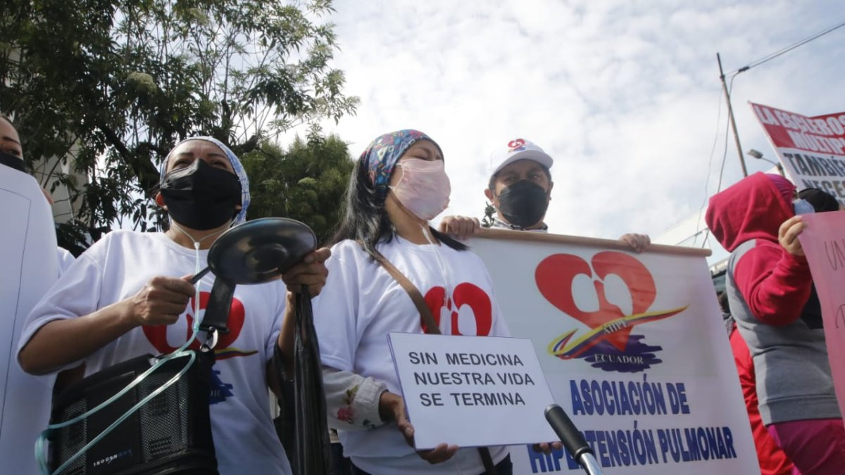 Reclamo. El miércoles pasado los familiares y los propios pacientes graves tuvieron que hacer plantones en diferentes ciudades del Ecuador.