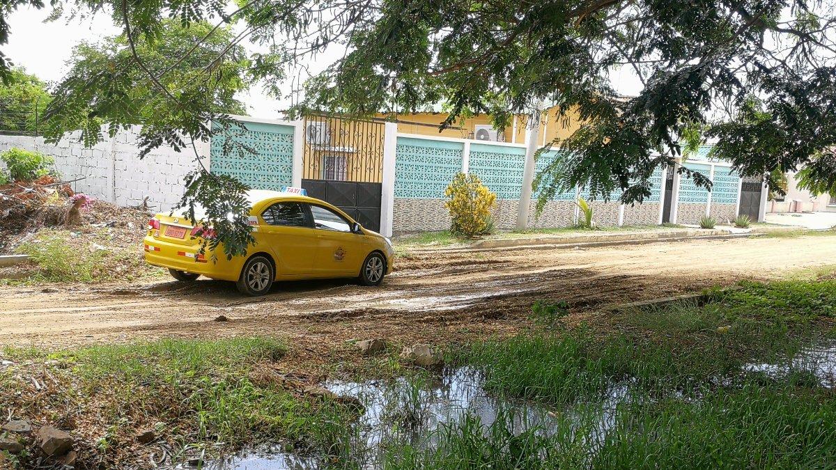 Escenario. El agua estancada, los baches y el polvo son parte del entorno en la ciudadela, desde hace años.