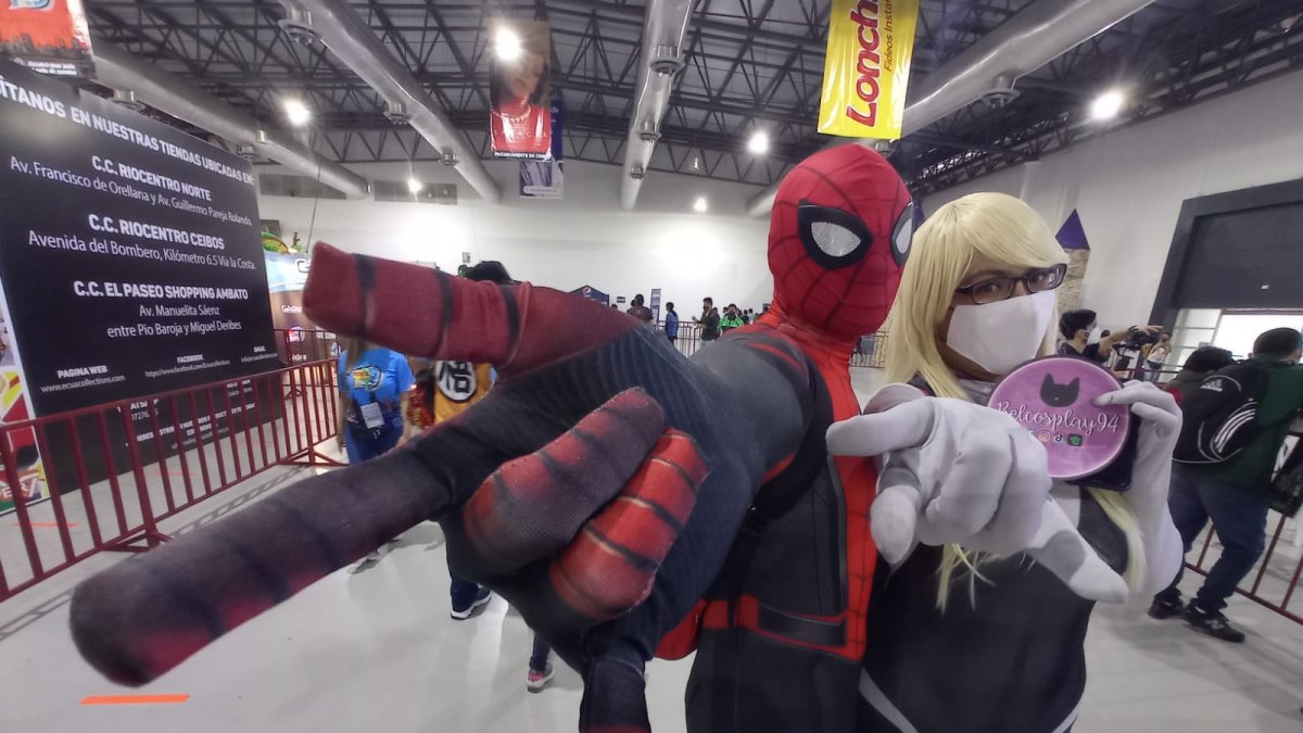 Más de 70 expositores comerciales y artesanos nacionales permiten que miles de aficionados por el cómic, anime y los distintos súper héroes, se reúnan y disfruten.