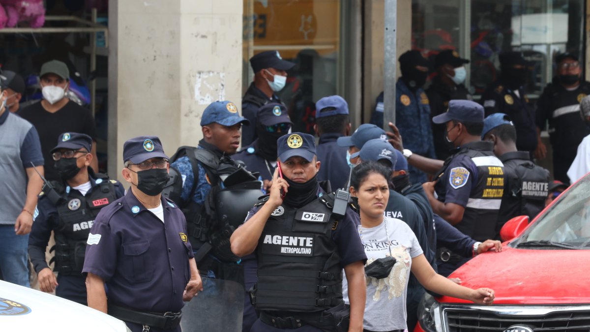 Los policías metropolitanos resguardan las calles de la bahía desde muy temprano.