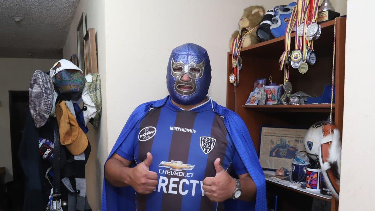 Édgar Calderón, más conocido como el Gigante, alienta a los del Valle siempre con su máscara.