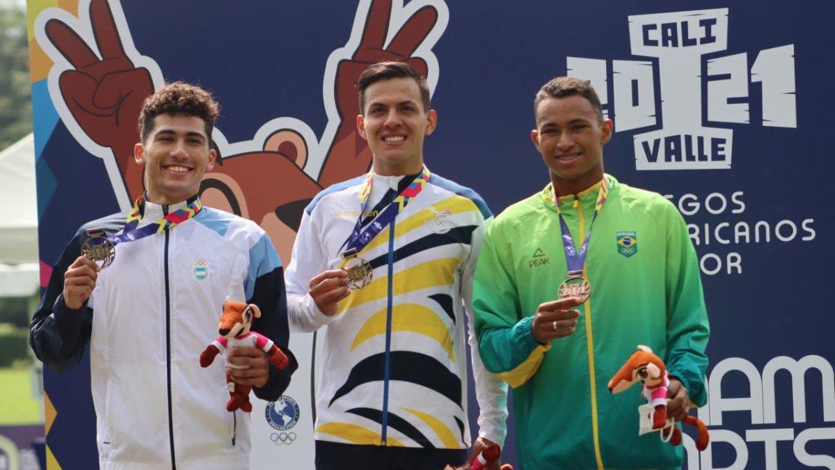 Andrés Torrres (c) acompañado en podio por Brasil y Argentina, sus escoltas.