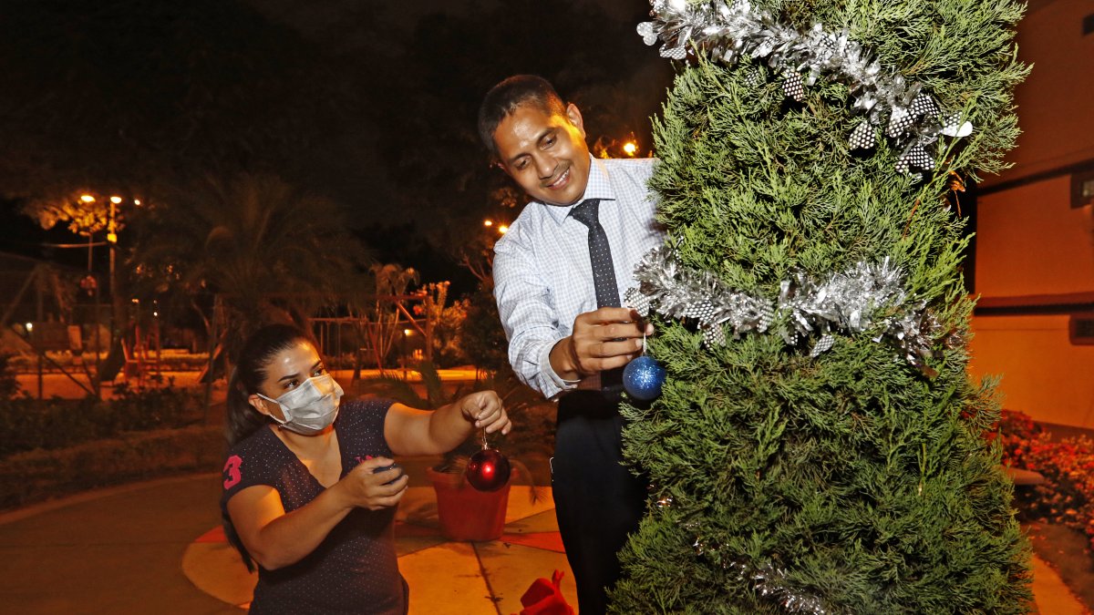 Iniciativas. Varios vecindarios decidieron engalanar sus parques o áreas sociales con los elementos que tuvieron a la mano. Esto incluyó objetos reciclados.l
