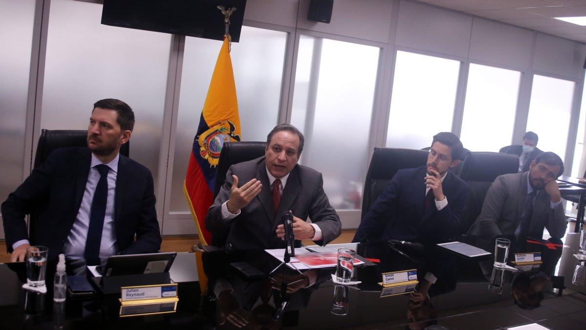 El ministro de Finanzas, Simón Cueva, reunido con una delegación del FMI, en septiembre pasado.