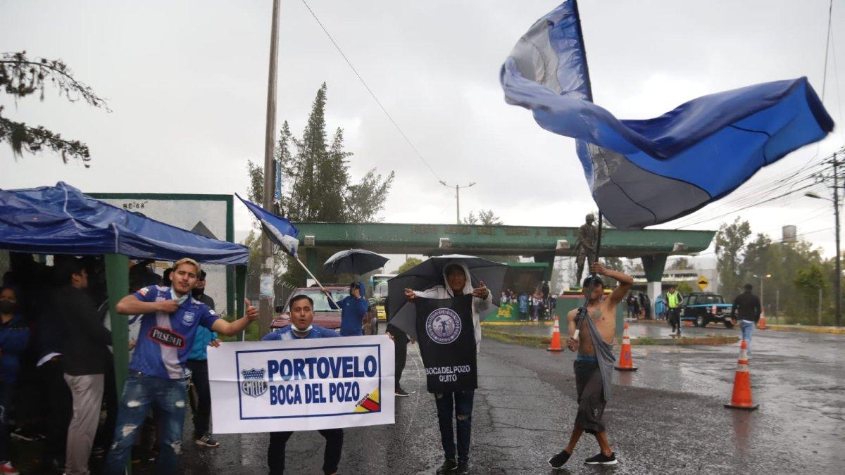 Una fuerte lluvia en Quito ha demorado el inicio del partido.