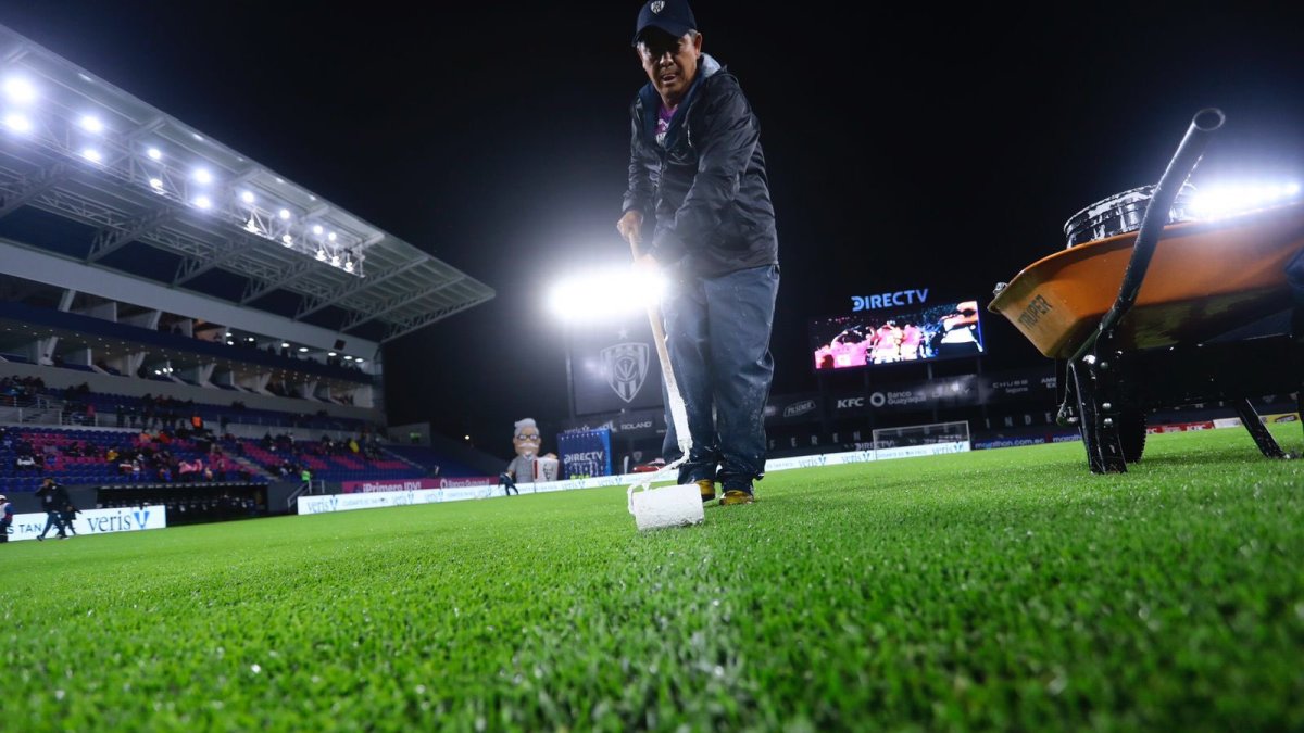 Se está alistando la cancha para que esté en óptima forma para el inicio del partido.