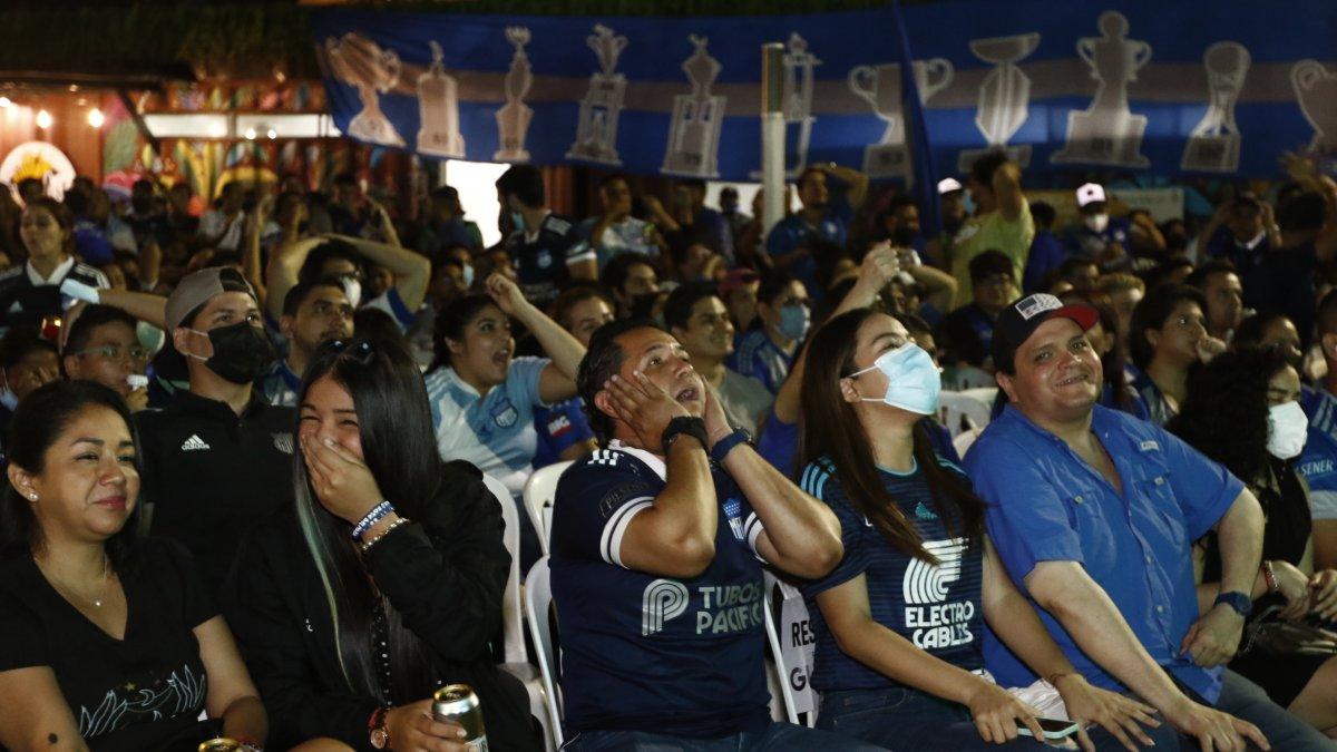 Cientos de aficionados de Emelec se concentraron en Plaza Guayarte, al norte de la urbe, para vivir momentos de tensión por el partido que terminó con una derrota.
