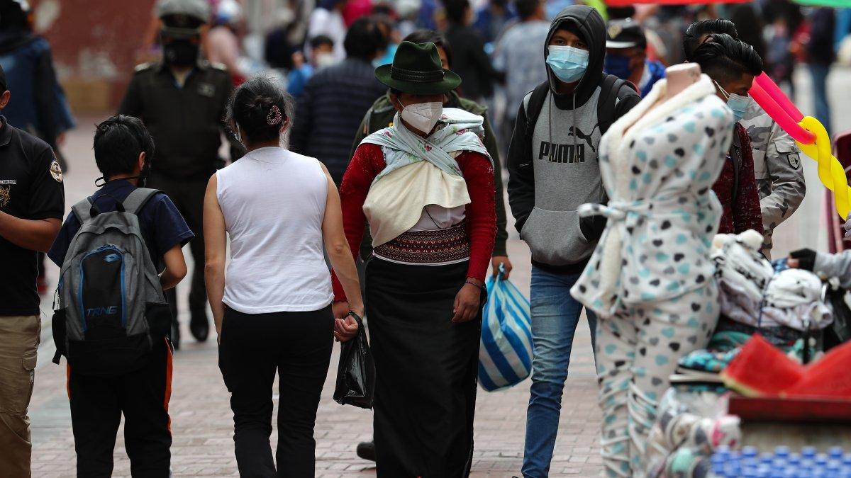 Varias personas caminan frente a comercios informales, en las calles de Quito (Ecuador), en una fotografía de archivo.