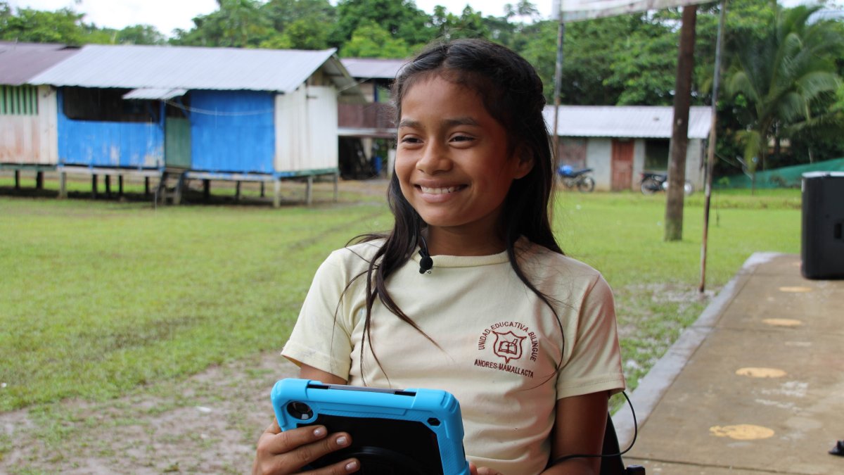 Kerly Anahí Cerda, de 12 años, habla con Efe el 30 de noviembre de 2021 mientras usa una de las tabletas entregadas por la empresa Hispasat en Alto Manduro, Orellana, en la Amazonía (Ecuador).