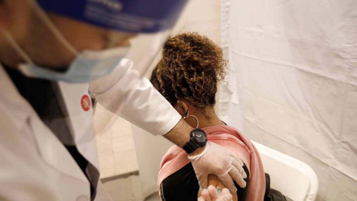 Una persona recibe una vacuna contra la covid-19 en Grand Central Terminal en Nueva York, en una fotografía de archivo.