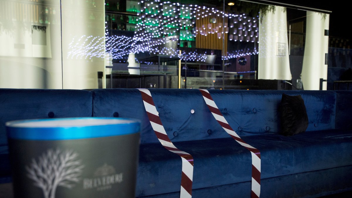 Señalización para respetar la distancia de seguridad en una discoteca.