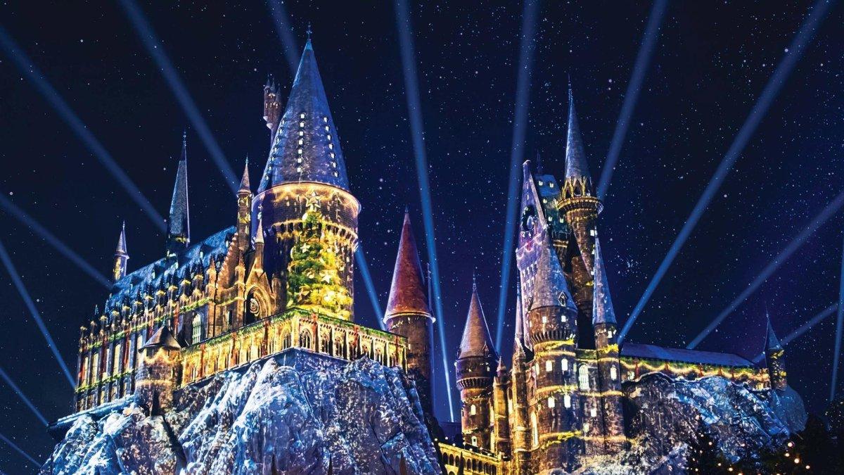 Fotografía promocional cedida por Universal Studios donde se muestra una ilustración del castillo de Hogwarts de Harry Potter iluminado con luces de navidad como parte del programa
