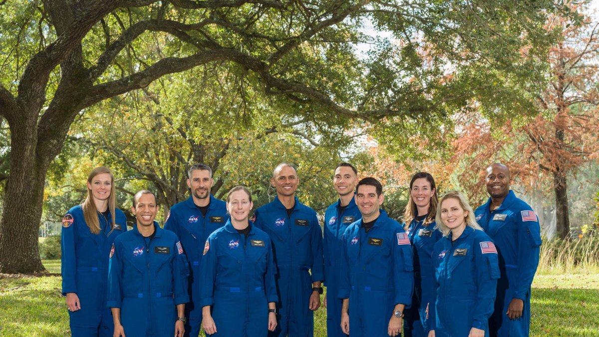 Fotografía cedida hoy por la NASA donde aparecen los diez candidatos a astronauta (i-d) Nichole Ayers, Christopher Williams, Luke Delaney, Jessica Wittner, Anil Menon, Marcos Berríos, Jack Hathaway, Christina Birch, Deniz Burnham y Andre Douglas.
