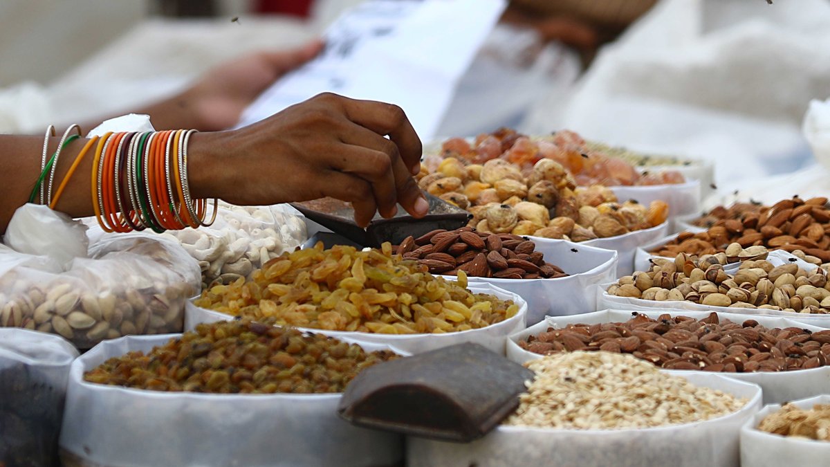 Se recomienda elegir alimentos sanos como frutas, verduras e incluir semillas.