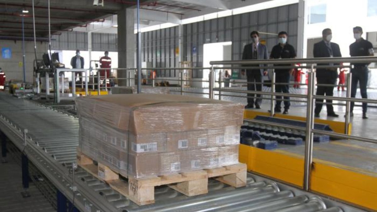 El sector logístico se prepara para recibir los paquetes en la modalidad 4x4, en el Aeropuerto de Quito.
