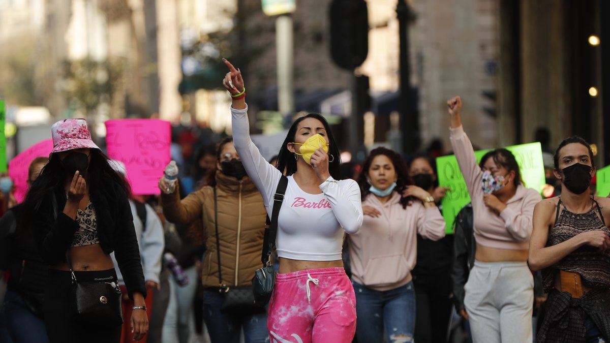 Un grupo de trabajadoras sexuales, protestan hoy afuera del edificio de gobierno en la Ciudad de México (México).