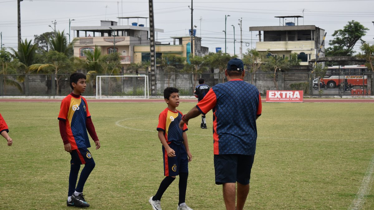 Iker Rodríguez (c) sigue las instrucciones de su entrenador en Milagro.