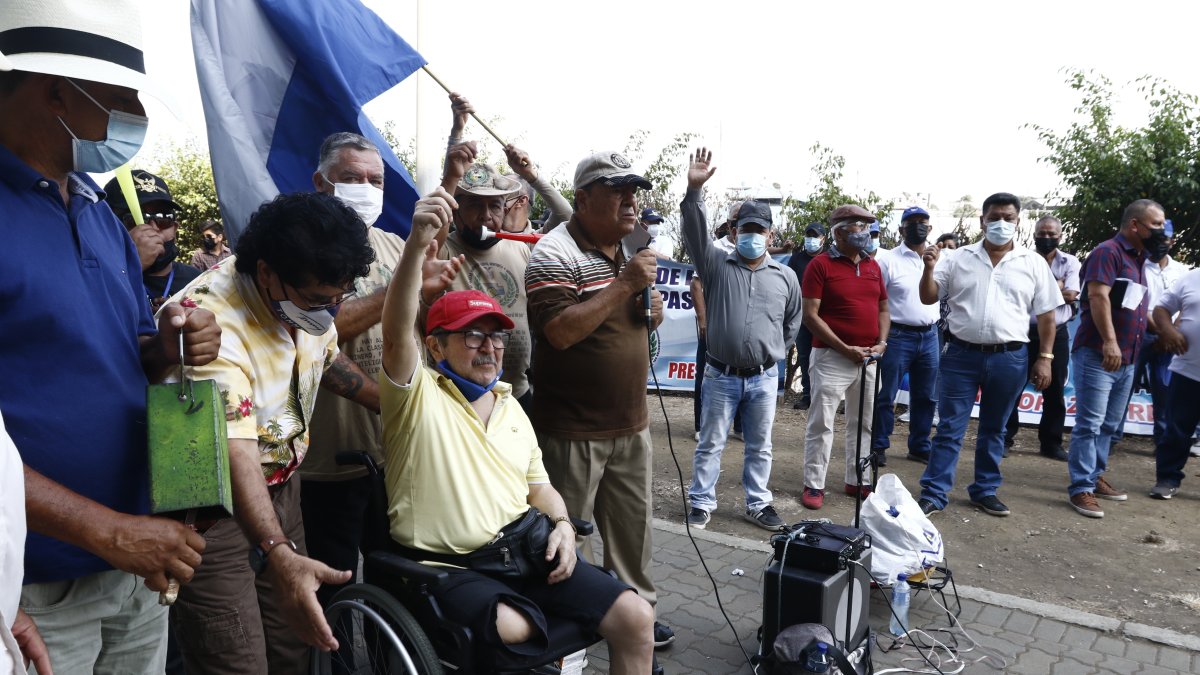 Protesta. Policías en servicio pasivo acudieron al Complejo para apoyar el llamado a juicio de los implicados.