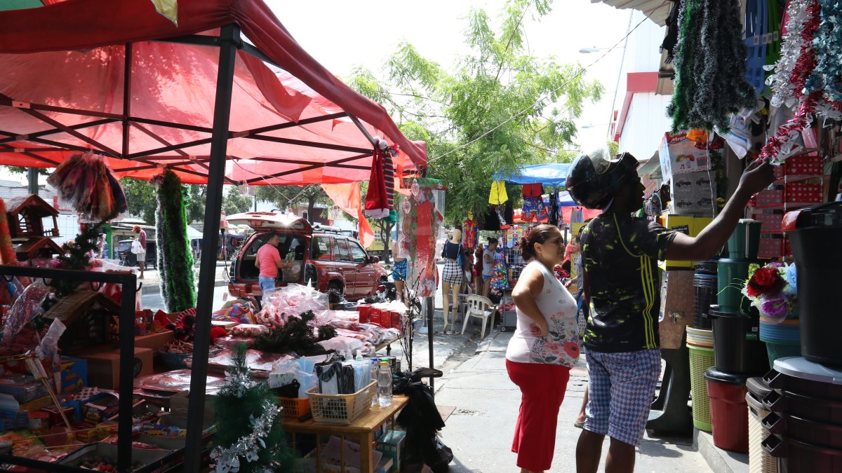 En el sector del Pedregal, las ventas de negocios y la informalidad se han extendido a las aceras y calles.