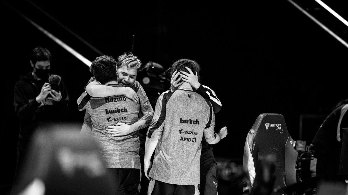 Varios de los miembros de Krü en el festejo, tras eliminar a Sentinels, el equipo más importante de Norteamérica.