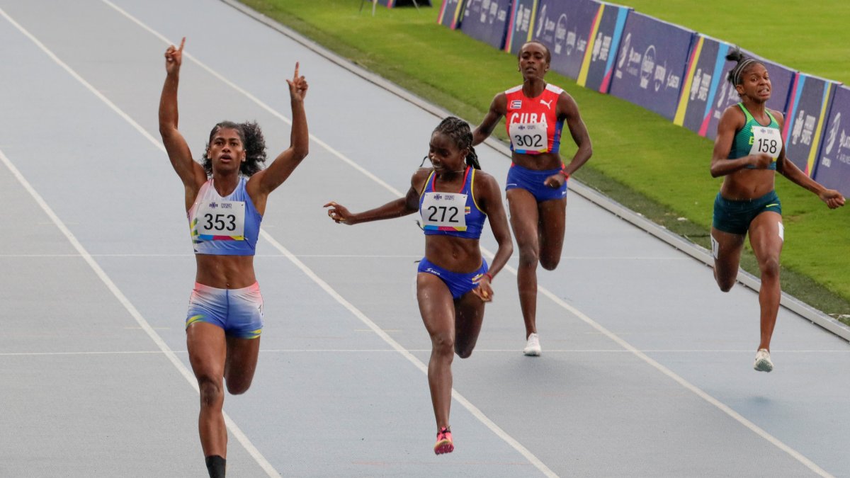 Gabriela Anahi Suárez (i) de Ecuador gana, la final de 200m femenino de atletismo en los Juegos Panamericanos Junior