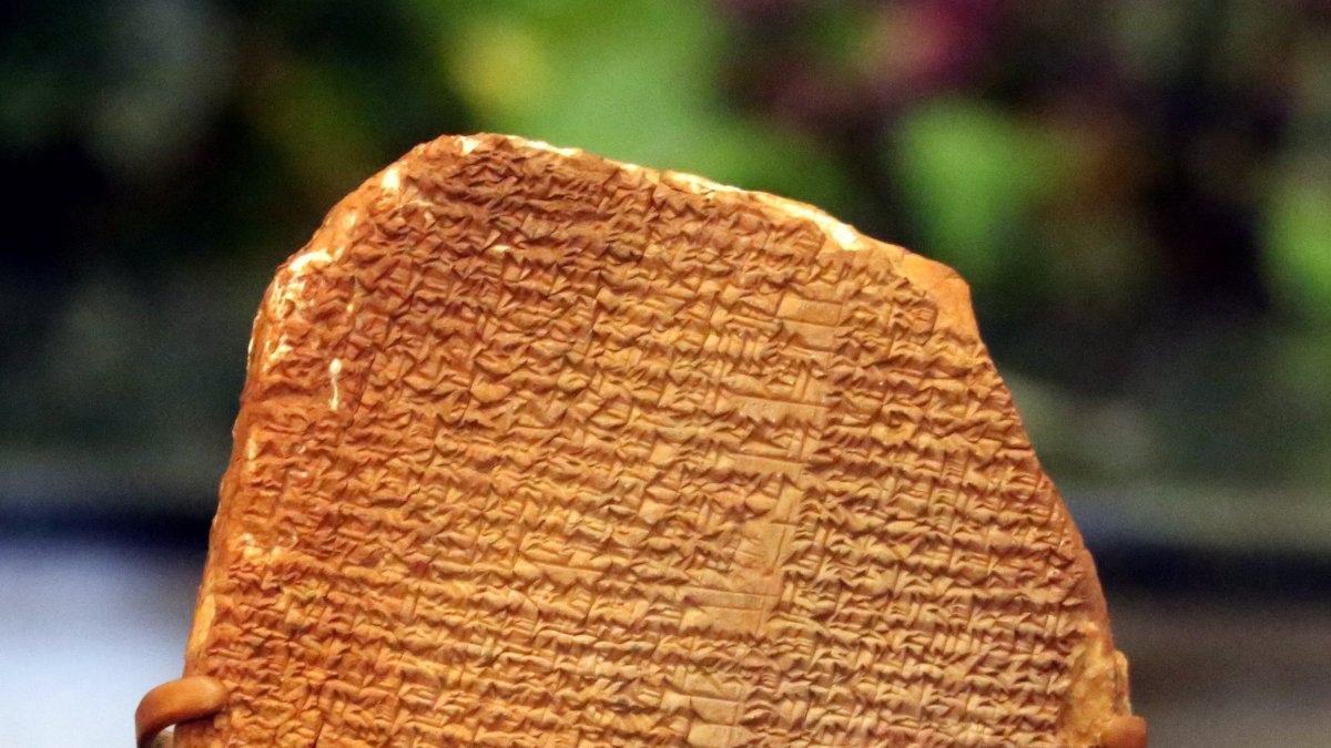 La tabilla de arcilla de 3.500 años de antigüedad que relata en escritura cuneiforme, la que es considerada como una de las primeras epopeyas de la historia.