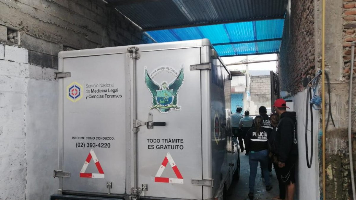 El cadáver fue trasladado al Laboratorio de Criminalística y Ciencias Forenses.