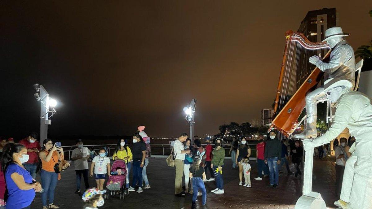 Presentación. Entre las presentaciones están las estatuas vivientes, en los malecones de la ciudad.