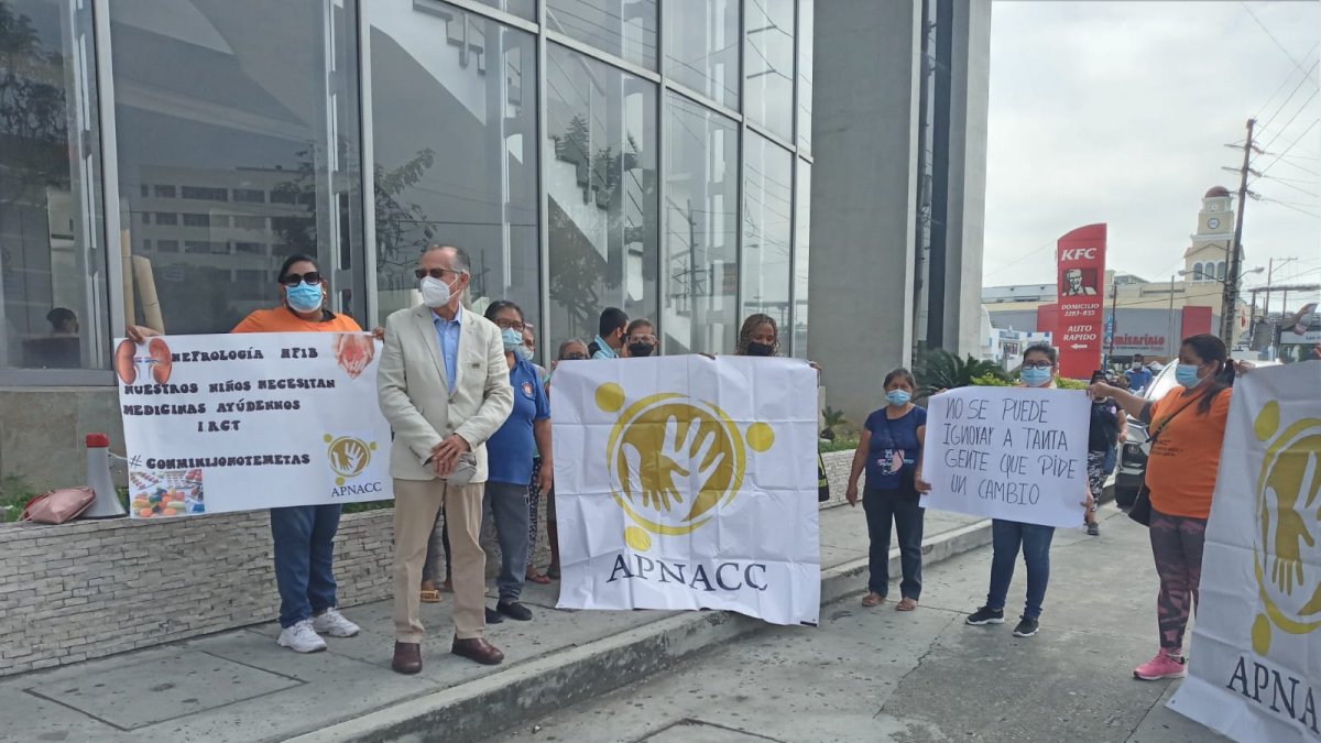 Un plantón reciente de familiares de niños y adolescentes con cáncer.