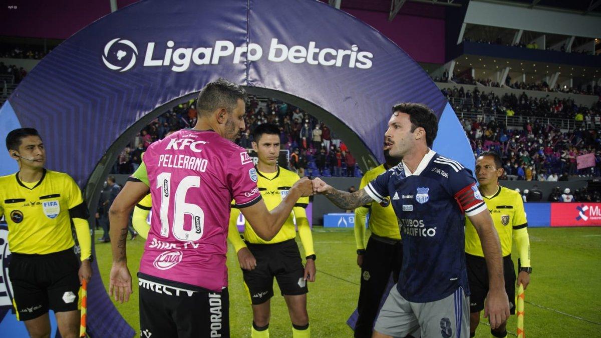 Los dos capitanes, Pellerano y Rodríguez, en la final de ida que terminó a favor de Independiente.