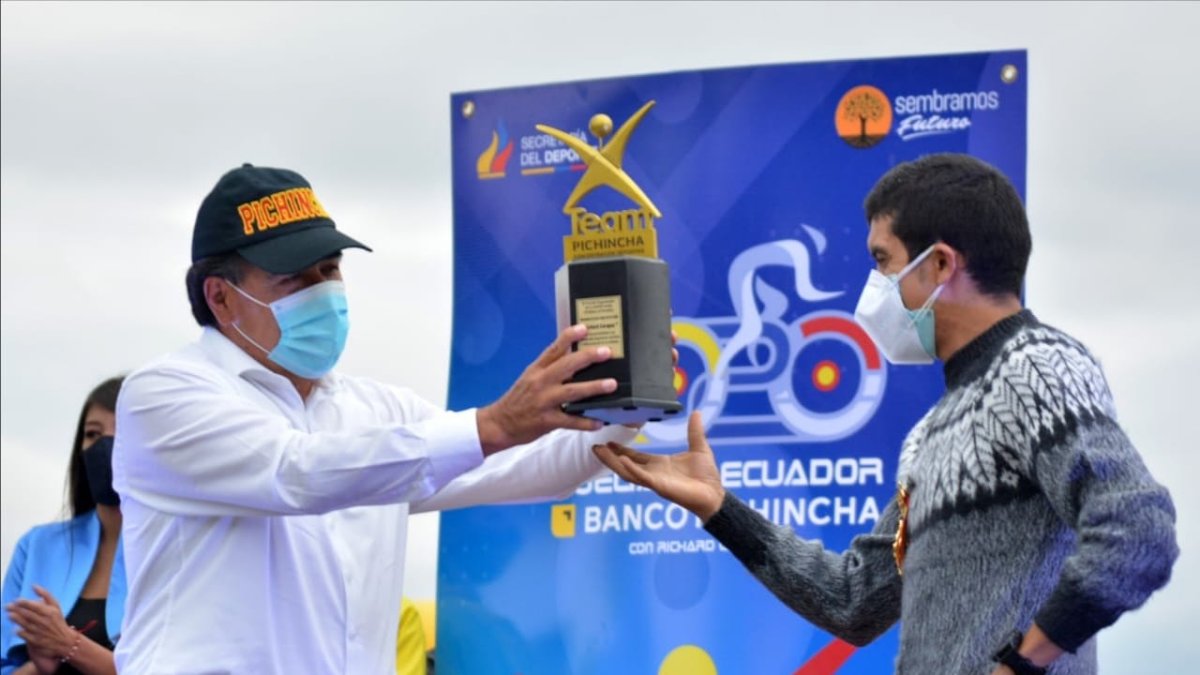 La tradicional prueba ciclística, por segundo año consecutivo, rinde homenaje a Richard Carapaz.