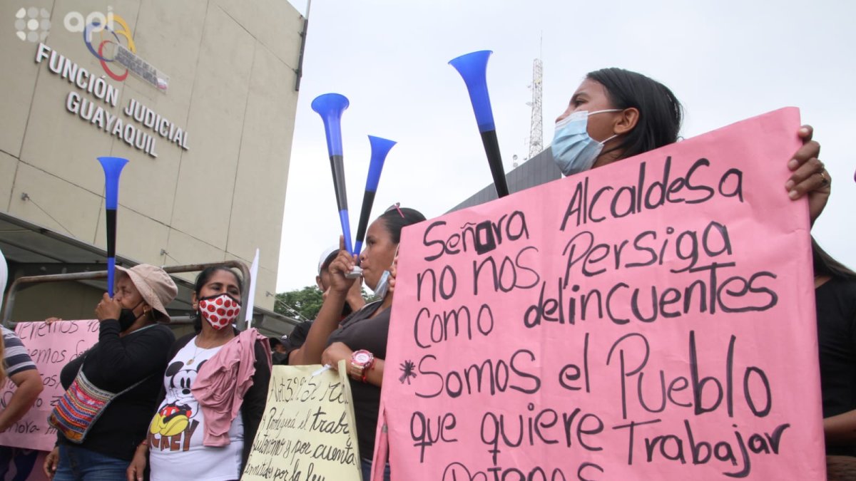 Comerciantes informales se apostaron afuera de la Unidad Judicial de Albán Borja, en espera de la resolución.