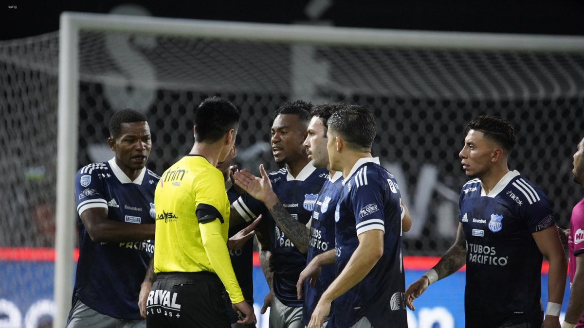 Los jugadores de Emelec reclaman al juez Luis Quiroz durante la final de ida en el estadio Banco Guayaquil.