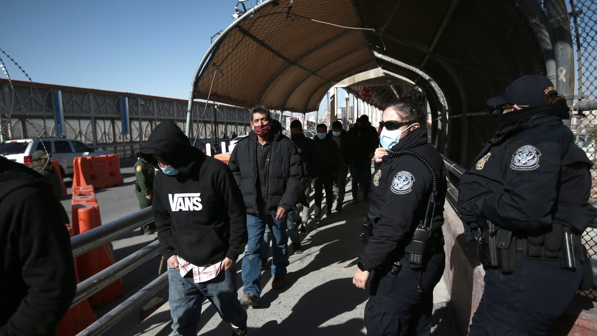 Migrantes centroamericanos fueron devueltos por el Puente Internacional Paso del Norte al reactivarse el programa Quedate en México hoy, . EFE/ Luis Torres