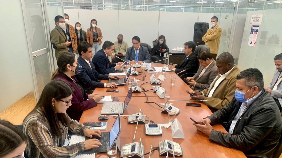 La comisión legislativa sesión semi presencial en la sede en la Asamblea Nacional.