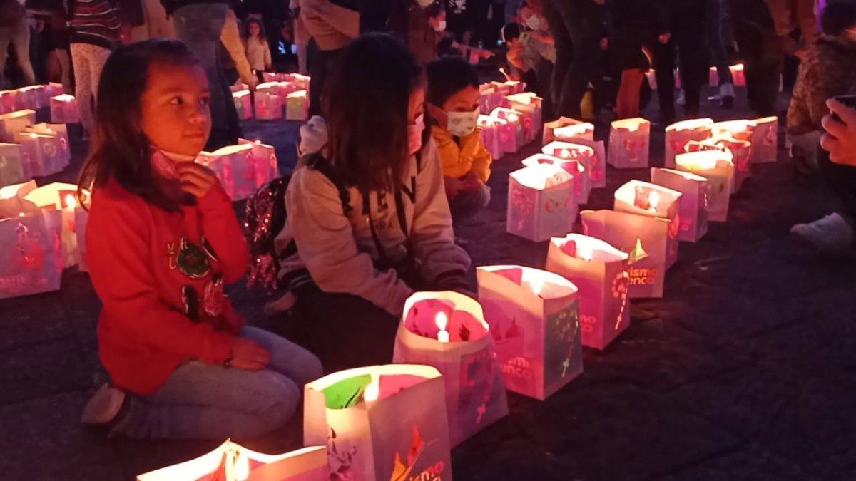 Chicos y grandes participaron de la velada la noche del 7 de diciembre.