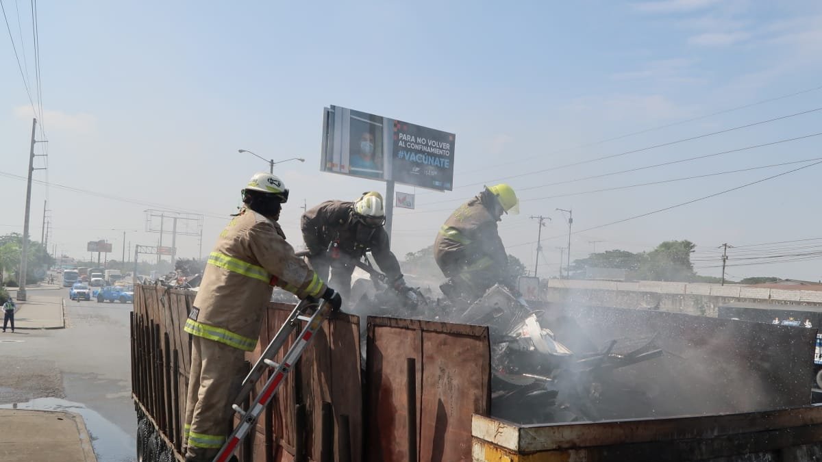 Un cortocircuito se habría dado en la chatarra que llevaba el vehículo.