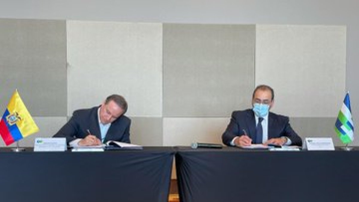 El ministro de Economía y Finanzas, Simón Cueva, y el presidente de CAF, Sergio Granados-Díaz.