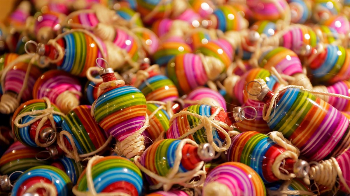 Fotografía que muestra las tradicionales esferas navideñas de vidrio soplado de la fábrica La Campanita, el 2 de diciembre de 2021, en el municipio de Chignahuapan, estado de Puebla. (México).