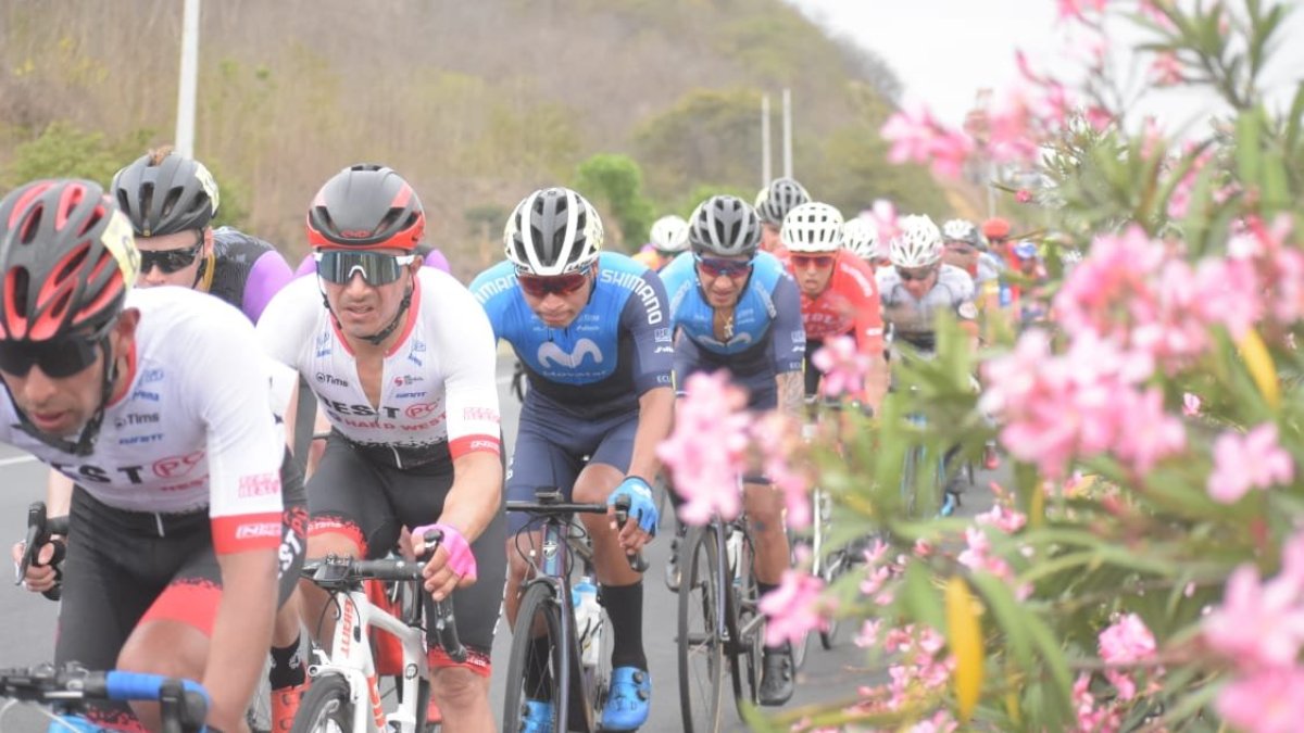 Byron Guamá (2° desde la izquierda) partió este miércoles en el inicio de la Vuelta 2021, integrando el equipo Best PC.