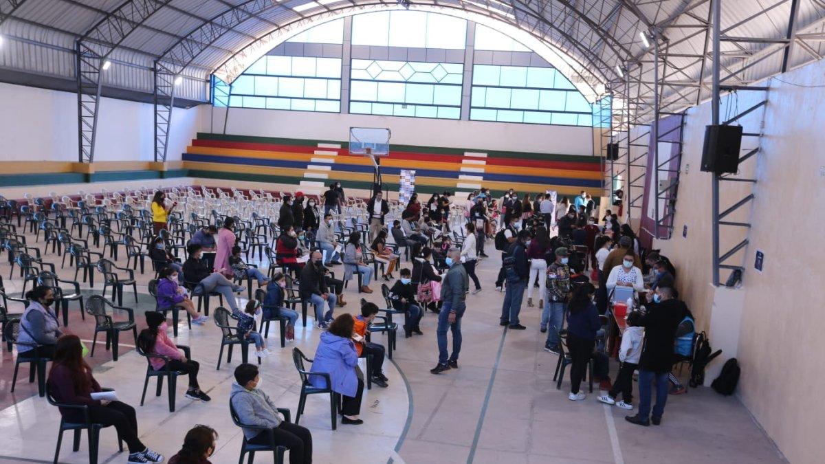 El Ministerio de Salud abrió este miércoles 8 de diciembre en Quito nueve centros de vacunación masiva para la población de 5 a 17 años.